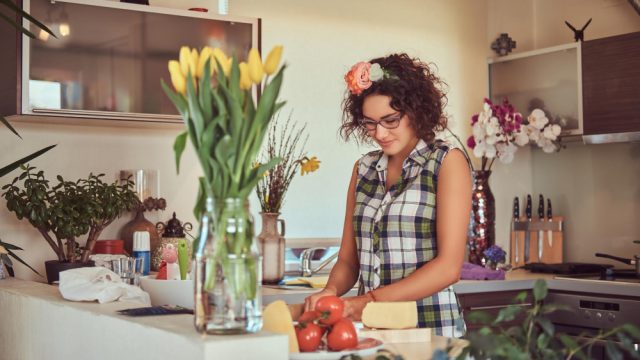 Essas plantas resistentes para cultivar na cozinha toleram vapor de gordura e calor constante