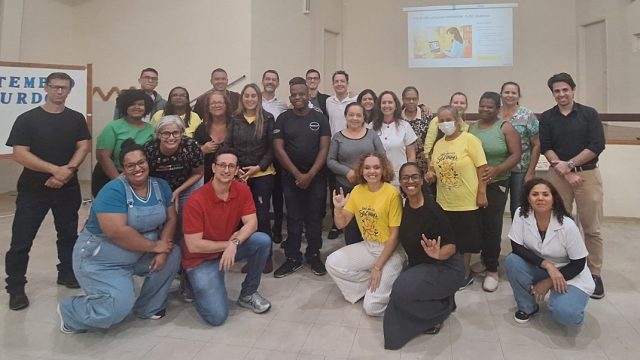 Prefeitura capacita servidores para atendimento em Libras