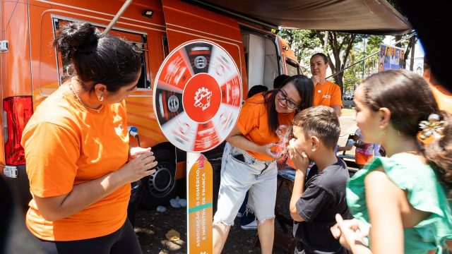 Dia das Crianças da ACIF reúne mais de mil pessoas em manhã de diversão na Praça Central