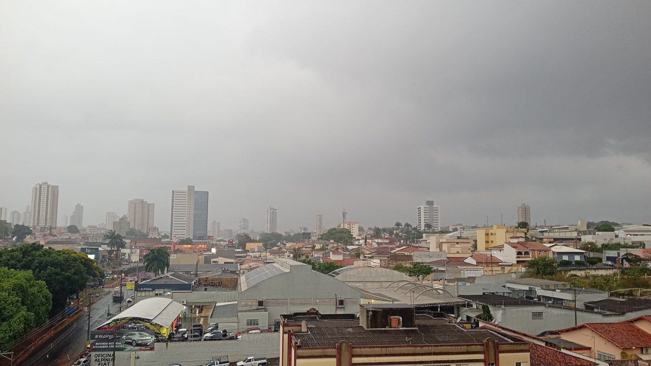 Chuva forte muda o tempo em Franca e deixa sexta-feira com previsão de instabilidade