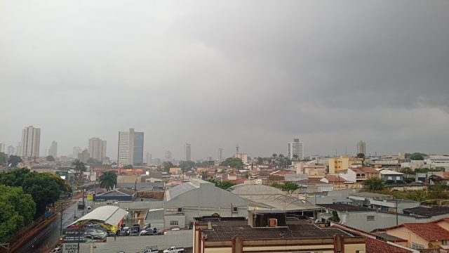 Chuva forte muda o tempo em Franca e deixa sexta-feira com previsão de instabilidade