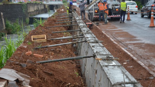Prefeitura de Franca começa a instalar defensas de concreto no Córrego Cubatão