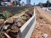 Obras instalam defensas de concreto no Córrego Cubatão para reforçar segurança viária