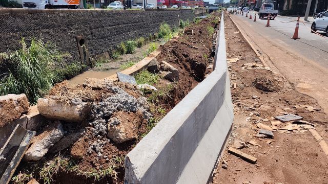 Obras instalam defensas de concreto no Córrego Cubatão para reforçar segurança viária