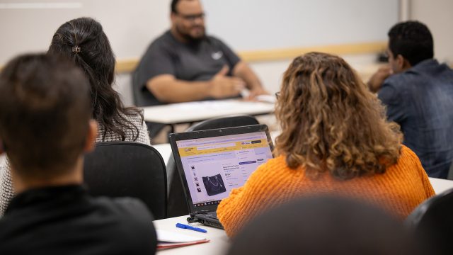 ACIF abre vagas para cursos de atendimento, marketplaces, precificação e RH