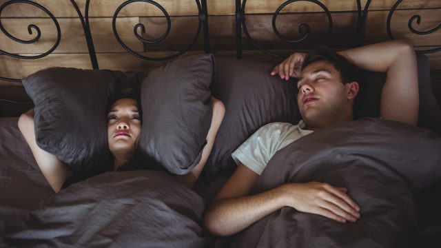 Por que algumas pessoas falam dormindo? Especialista explica o fenômeno
