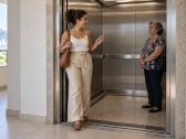 Dar bom dia no elevador pode aumentar a felicidade? Veja o que diz a psicologia