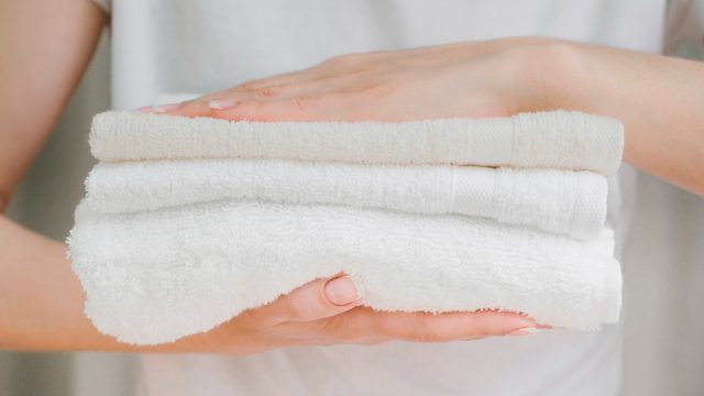 Por que toalhas de banho novas não secam? Confira dicas para melhorar a absorção