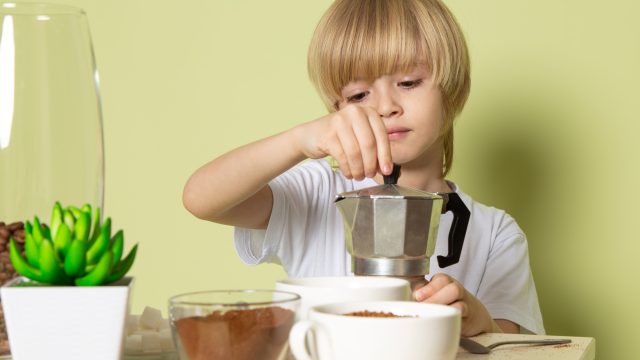 Cafeína na infância: estudo encontra associação com alterações no cérebro
