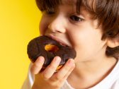 Como reduzir o açúcar na infância sem transformar os doces em vilões