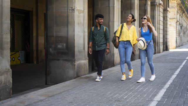Por que tantas pessoas tendem a caminhar para a esquerda? Ciência investiga