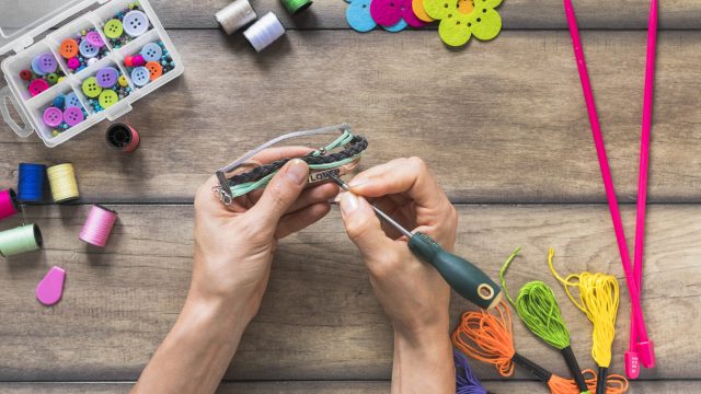 Como os trabalhos manuais aliviam a ansiedade e melhoram a saúde do cérebro