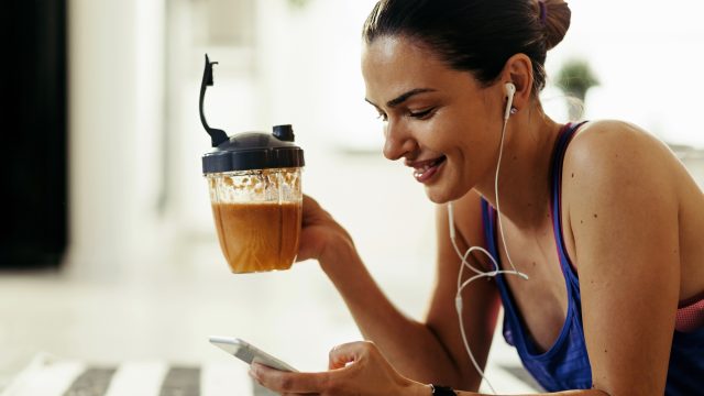 Café com proteína, colágeno e vitaminas: conheça as novas versões da bebida