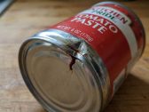Por que você deve evitar comprar alimentos em latas amassadas?