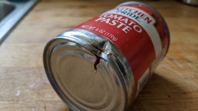 Por que você deve evitar comprar alimentos em latas amassadas?