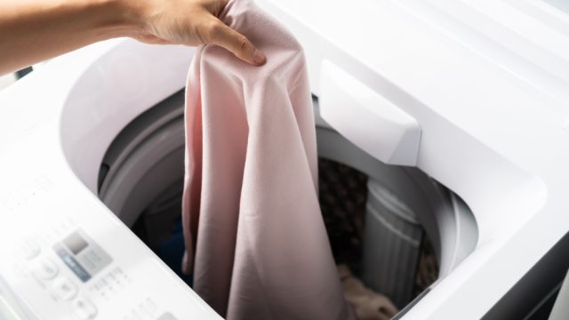 Conheça 5 erros na hora de lavar roupa que podem reduzir a vida útil de suas peças